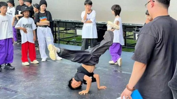 仁信配资 长假尾声仍火热鹊山生态文化区巧打“年轻牌”，让“流量”变“留量”